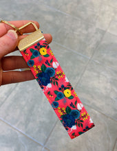 Load image into Gallery viewer, Floral Keychain